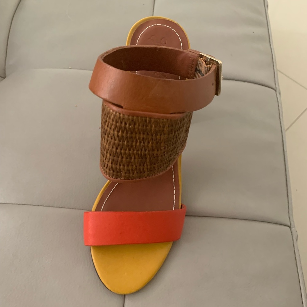 Elizabeth and James Sandal